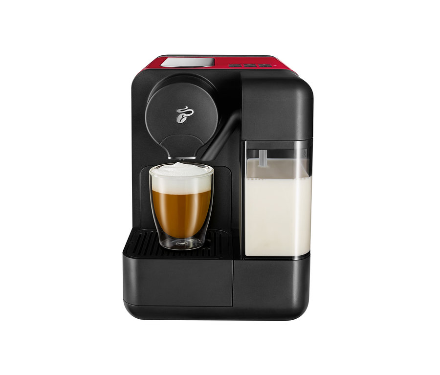 Čierny kávovar Cafissimo milk, červená farba, s šálkou cappuccina.