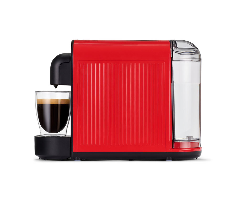Červený kávovar Cafissimo now red so šálkou kávy na bielom pozadí.