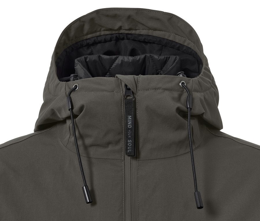 Detail khaki outdoorovej bundy 3 v 1 s vestou, kapucňou a zipsom.