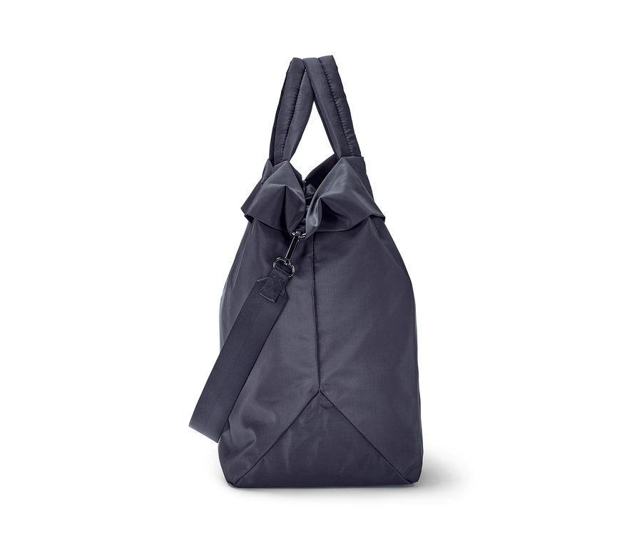 Tmavo modrá športová taška s držadlami a ramenným popruhom.