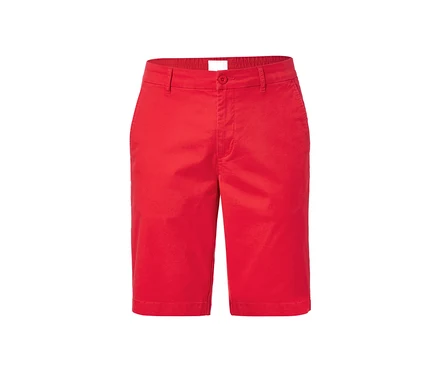 Červené chino šortky.