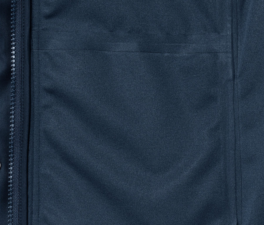 Detail modrej bundy do dažďa s vreckom a zipsom.