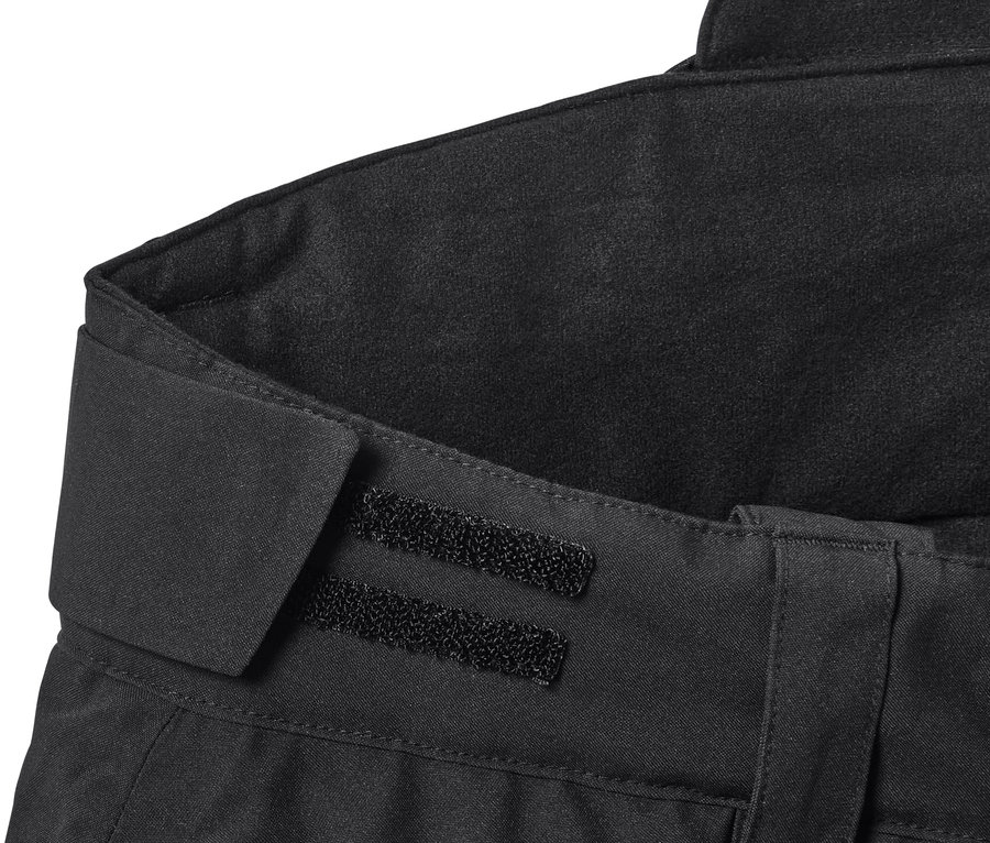 Detail čiernych inovatívnych lyžiarskych nohavíc s pásikom na suchý zips.