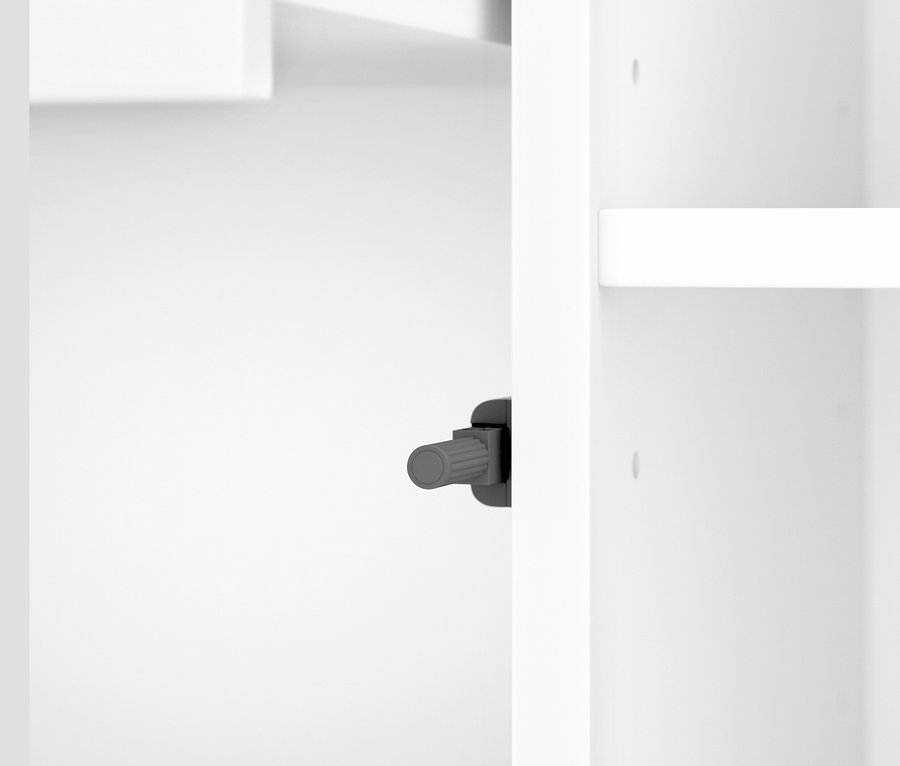 Detail bielej odkladacej skrinky do kúpeľne s otočným gombíkom.