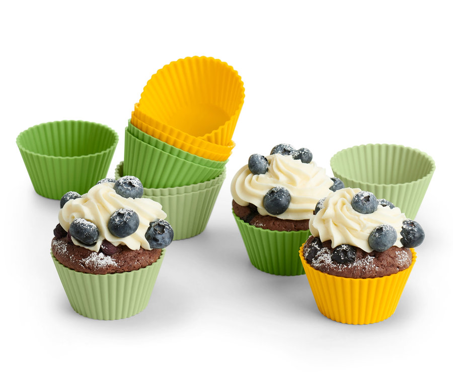 Muffiny s polevou a čučoriedkami v zelených a žltých košíčkoch na muffiny, 12 ks.