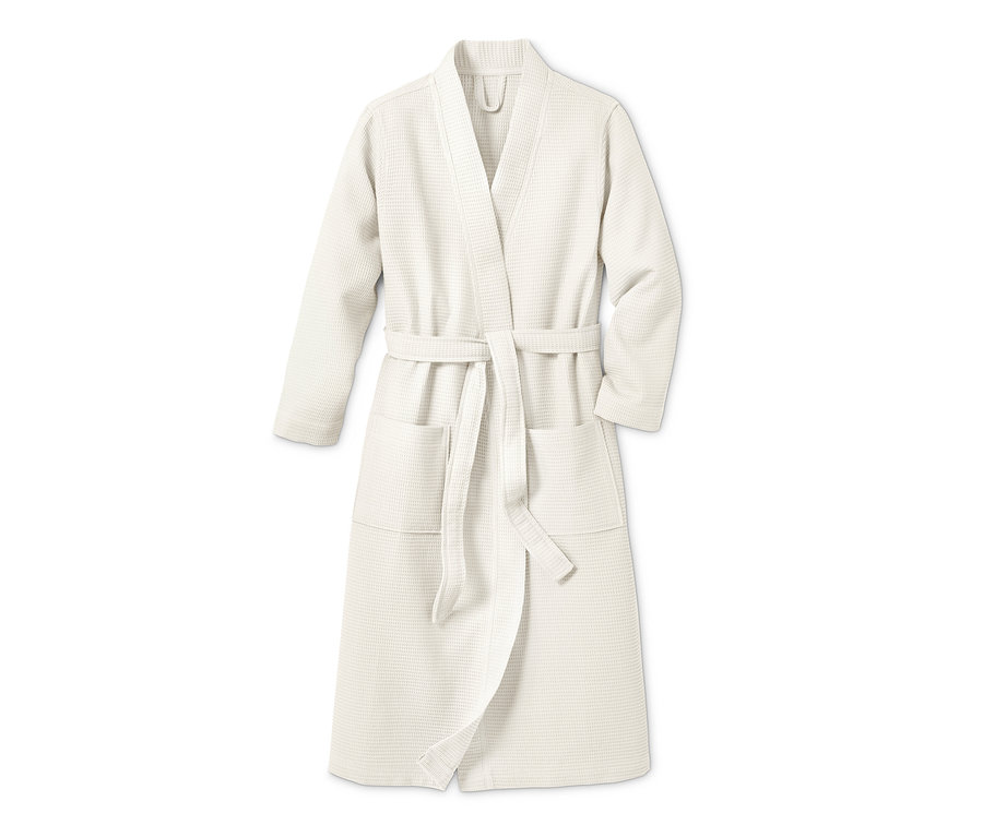 Biely dámsky župan s opaskom.