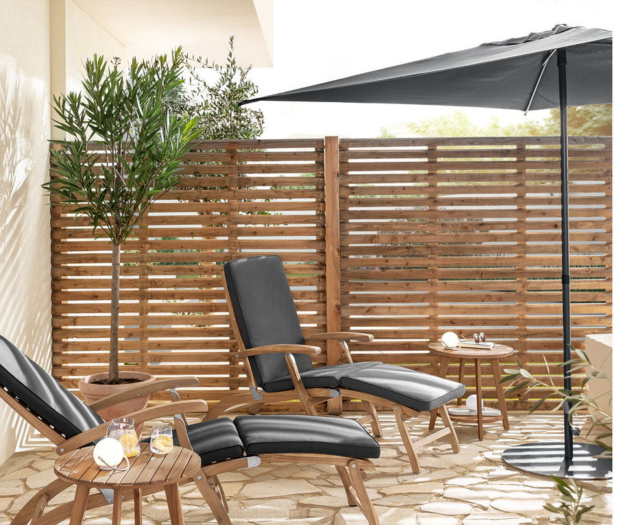 Dve záhradné ležadlá s mäkkou poduškou a dva príručné stolíky s 2 odkladacími plochami »Lenja« stoja na terase. Na jednom stolíku je súprava stolových svietidiel s akumulátorom.