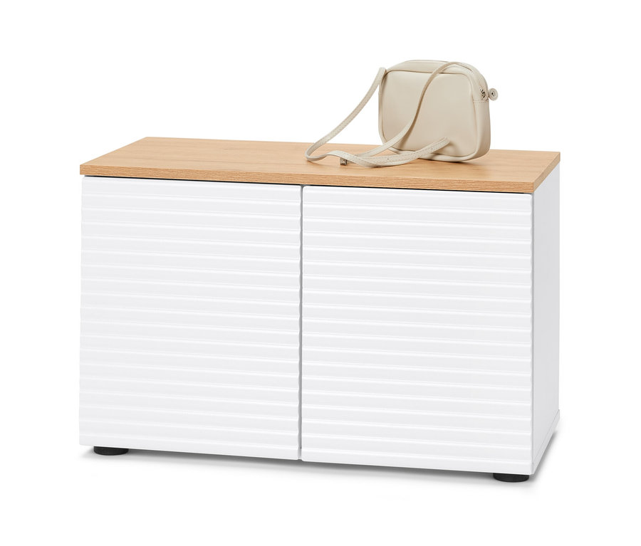 Lavica s úložným priestorom s bielymi dverami a drevenou hornou doskou. Na vrchnej doske leží krémová kabelka.