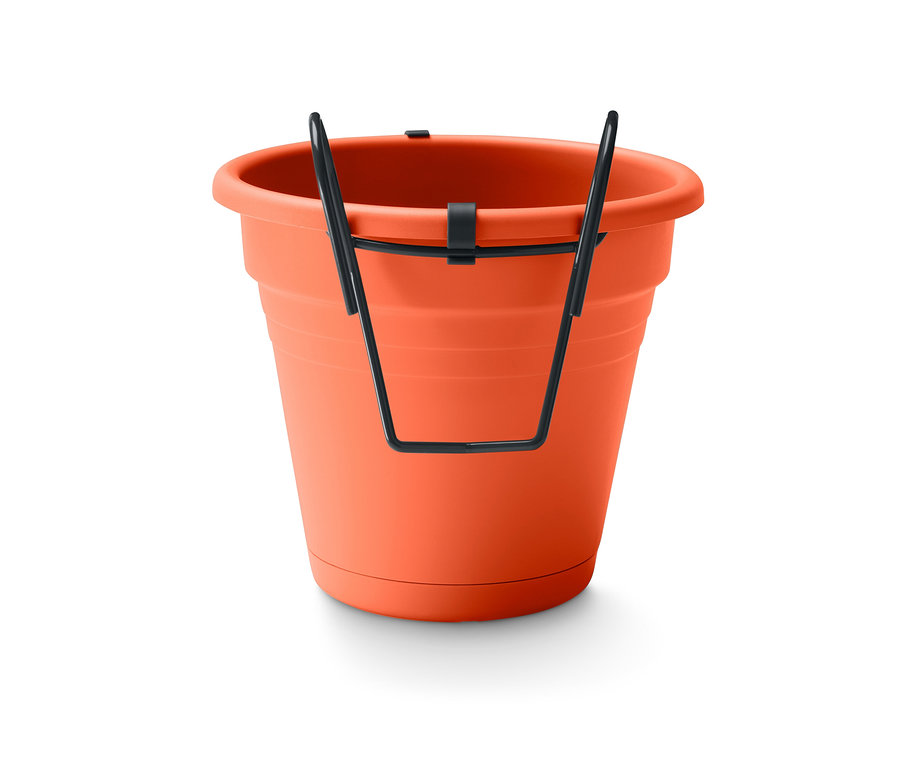Oranžový kvetináč s držiakom na zavesenie na balkón s čiernym držiakom.