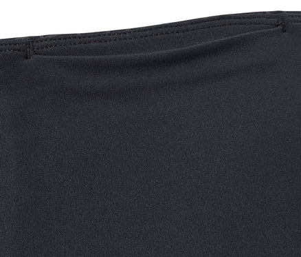 Detail športových legínsov, reflexné vo farbe dúhy.