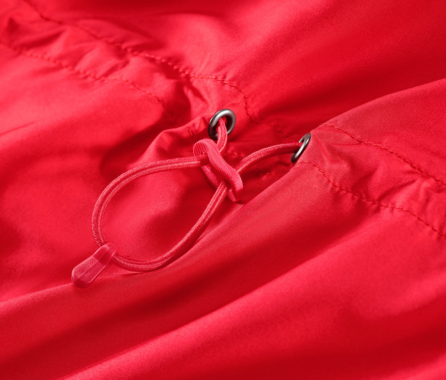 Detail Ľahkej bežeckej bundy s červenou sťahovacou šnúrou