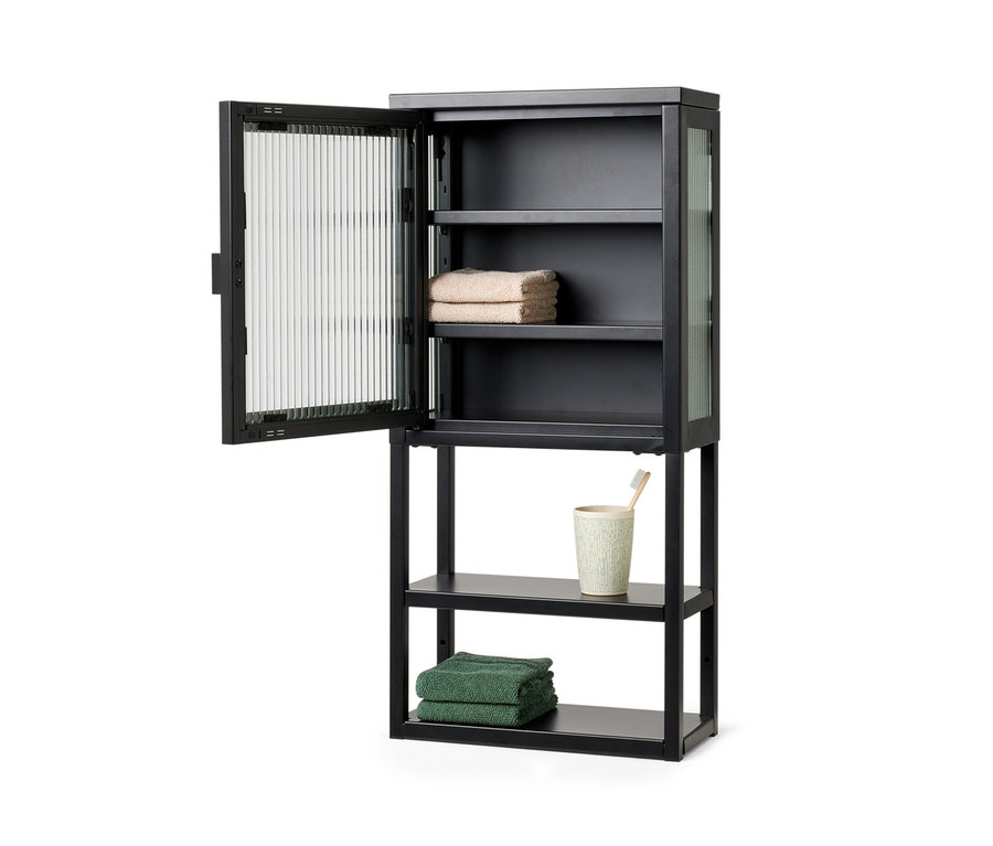 Čierna vstavaná skriňa so sklenenými dverami, s uterákmi a pohárom so zubnou kefkou.