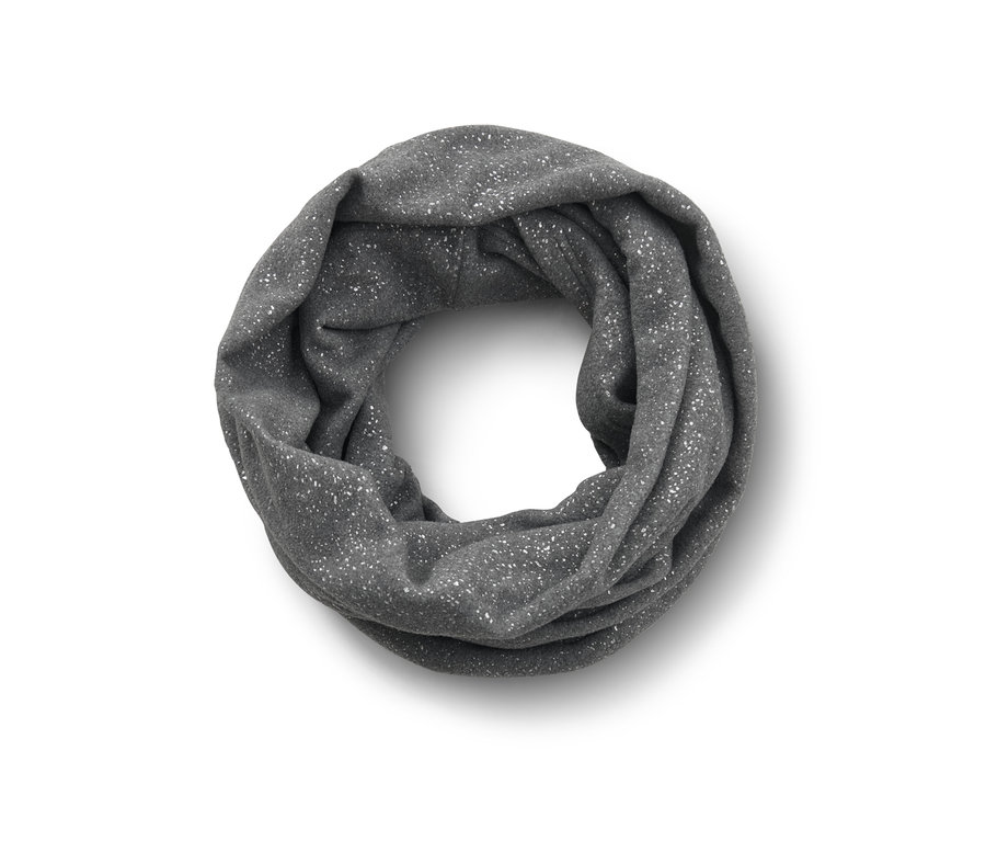 Sivý trblietavý flaušový kruhový šál leží zložený na bielom povrchu.