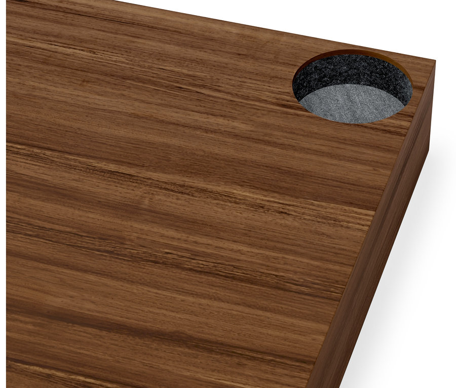 Detail panelu »CN3« s dyhou z pravého dreva, vzhľad orecha, šírka 77 cm, s výrezom v pravom hornom rohu.
