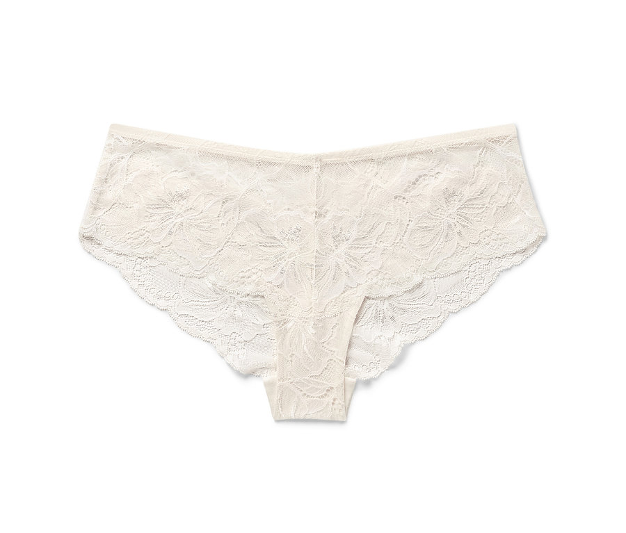 Čipkované nohavičky krémovej farby na bielom pozadí.