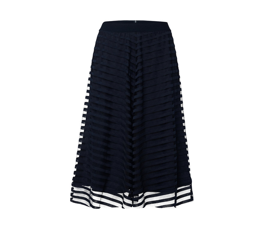 Sukňa zo sieťoviny s čiernymi a bielymi pruhmi.