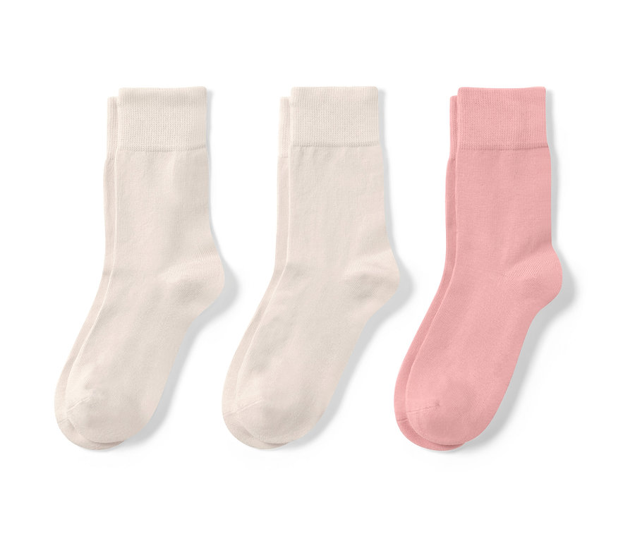 Tri páry svetlých ponožiek.