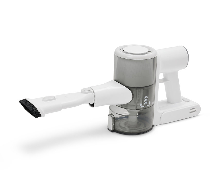 Biely akumulátorový vysávač s kefovým nástavcom.