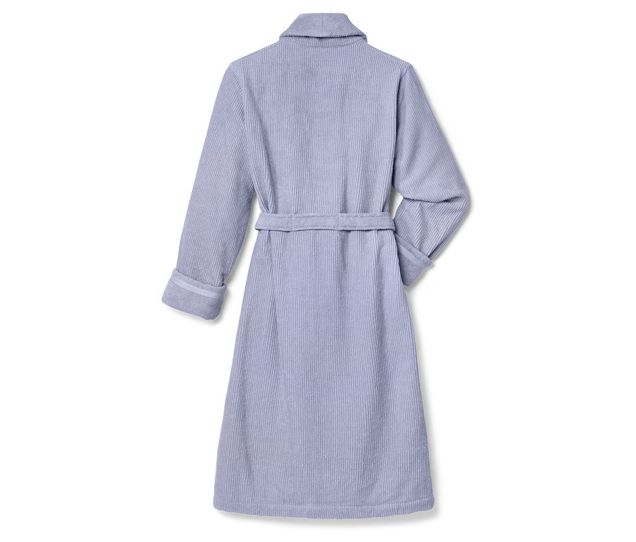 Pohľad zozadu na svetlofialový župan s opaskom.