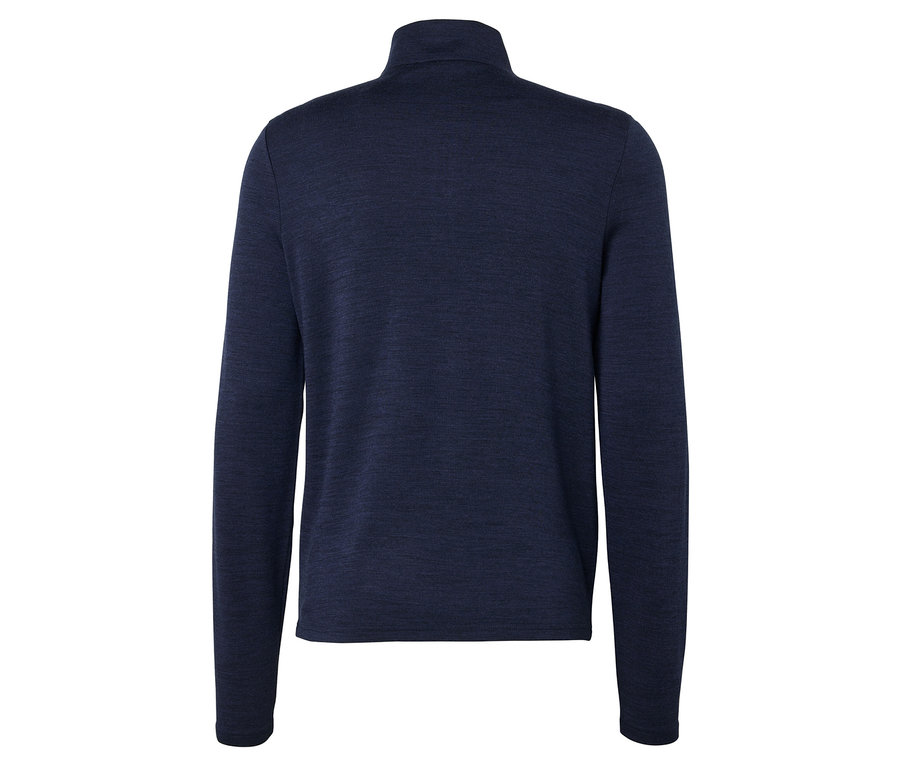 Pohľad zozadu na tmavomodrý rolákový sveter.