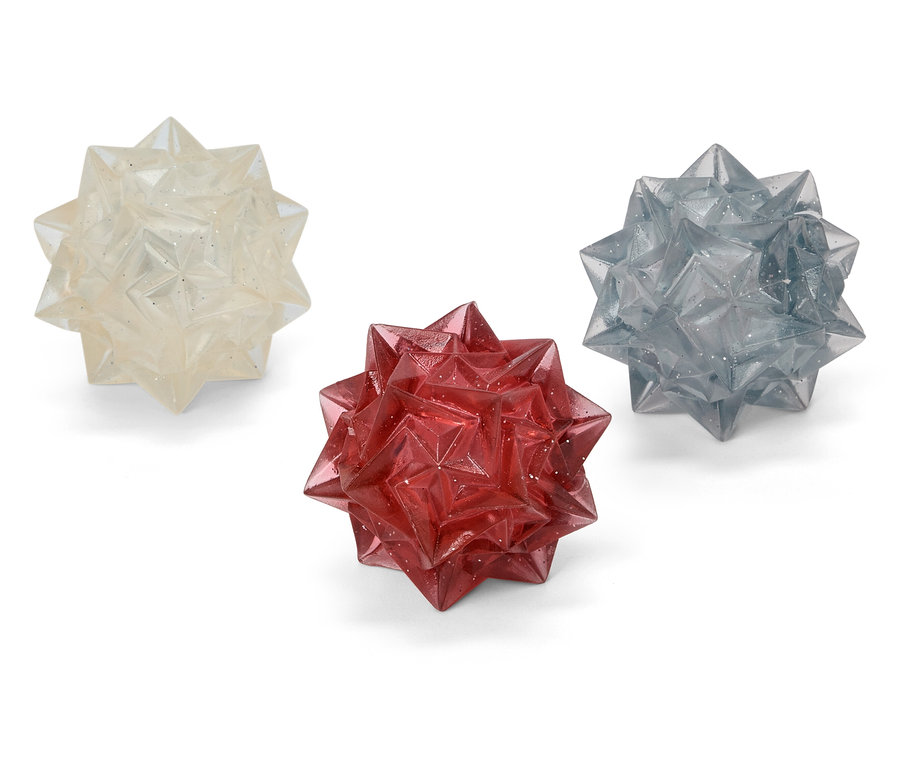 Tri hviezdičkovité gule: biela, červená a šedá.