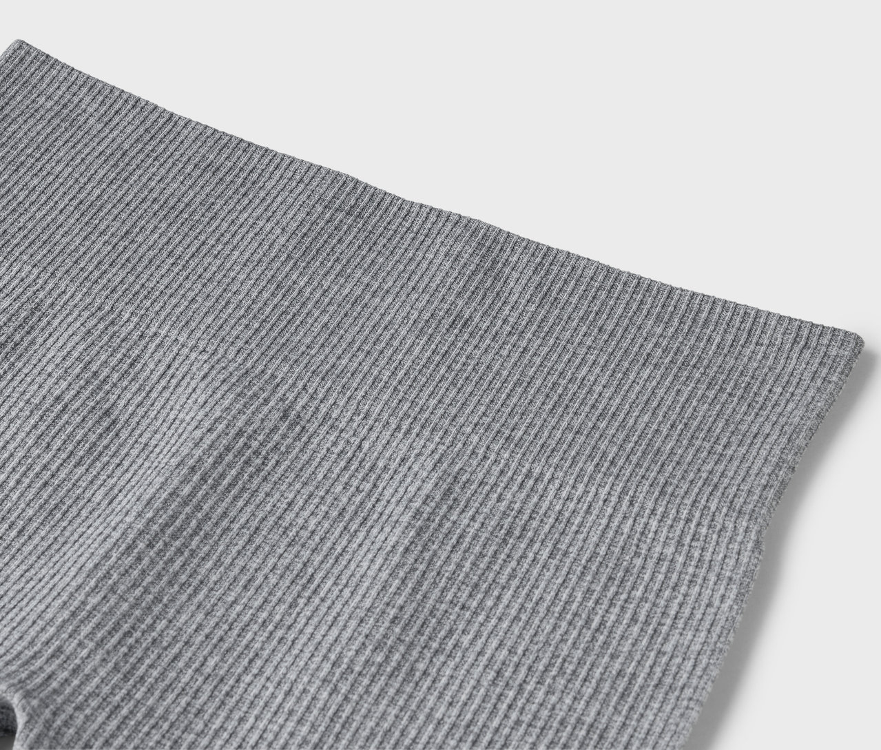 Detailný záber na sivé rebrované legíny.