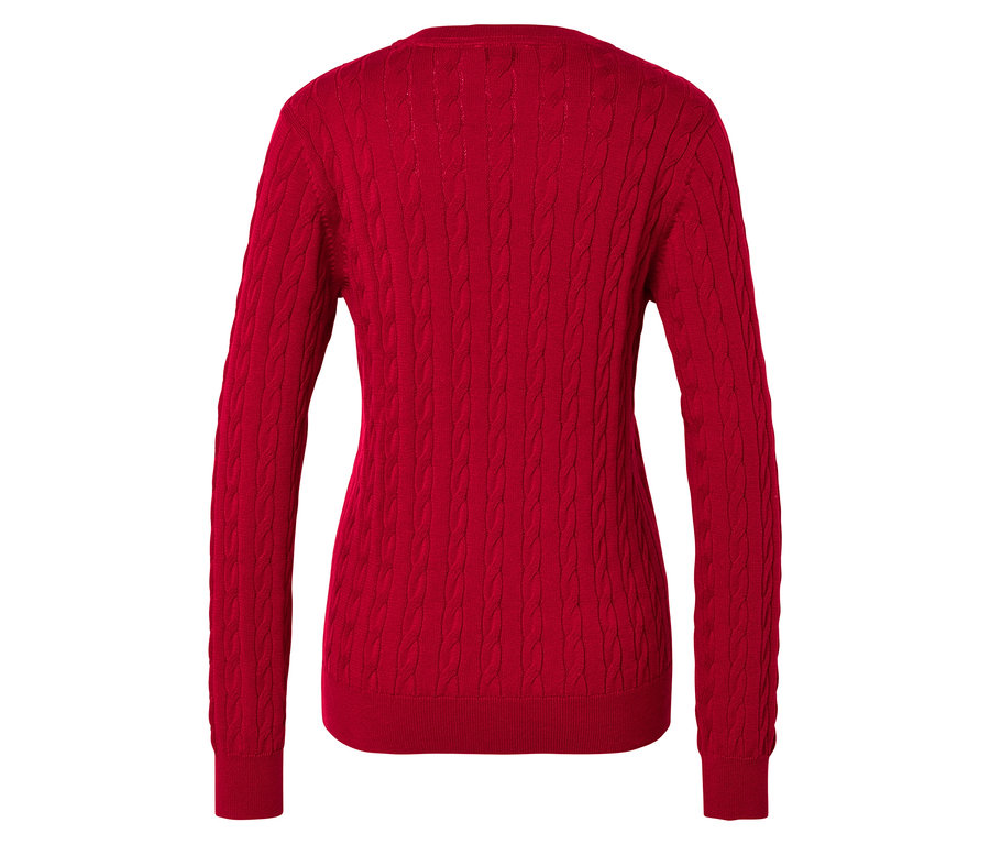 Detail zadnej strany červeného pleteného svetra s vrkočovým vzorom.