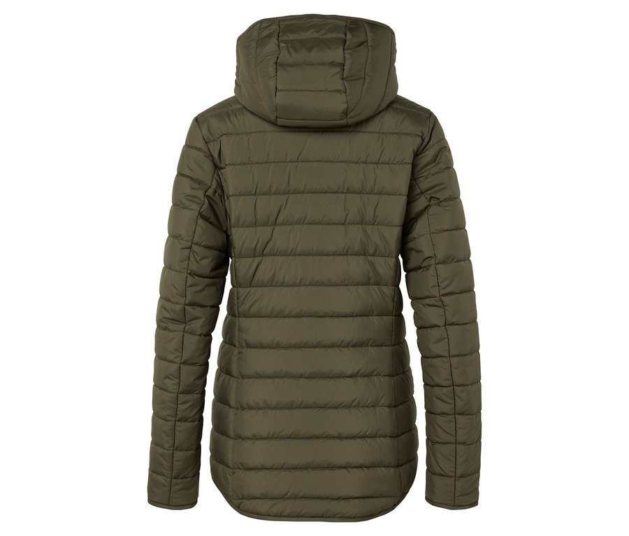 Pohľad zozadu na olivovozelenú prešívanú bundu s kapucňou.
