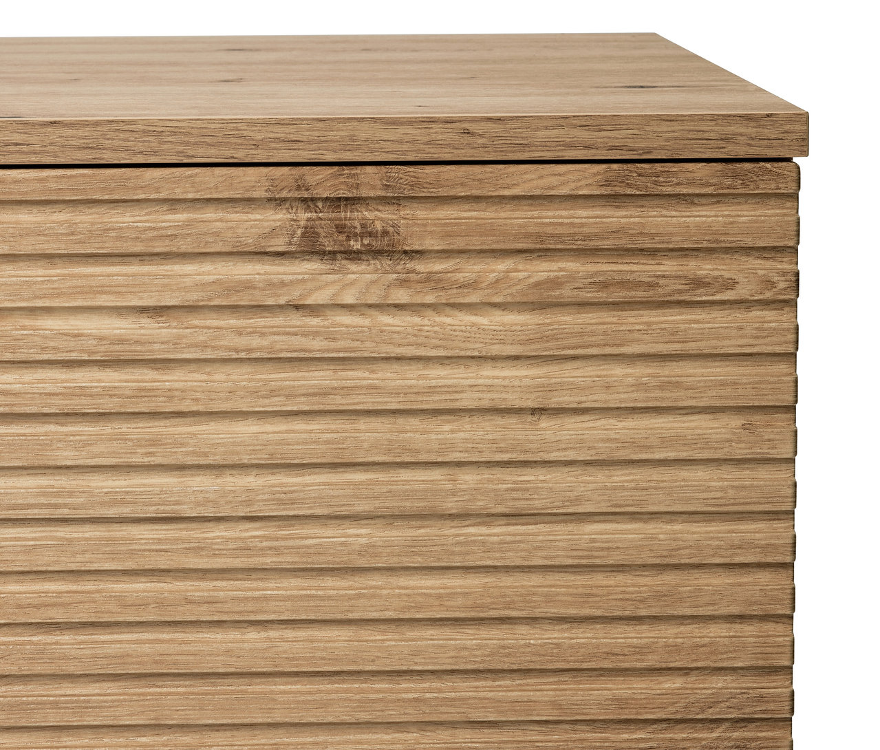 Detail bočného panela príborníka »REET« s lamelovým vzhľadom.