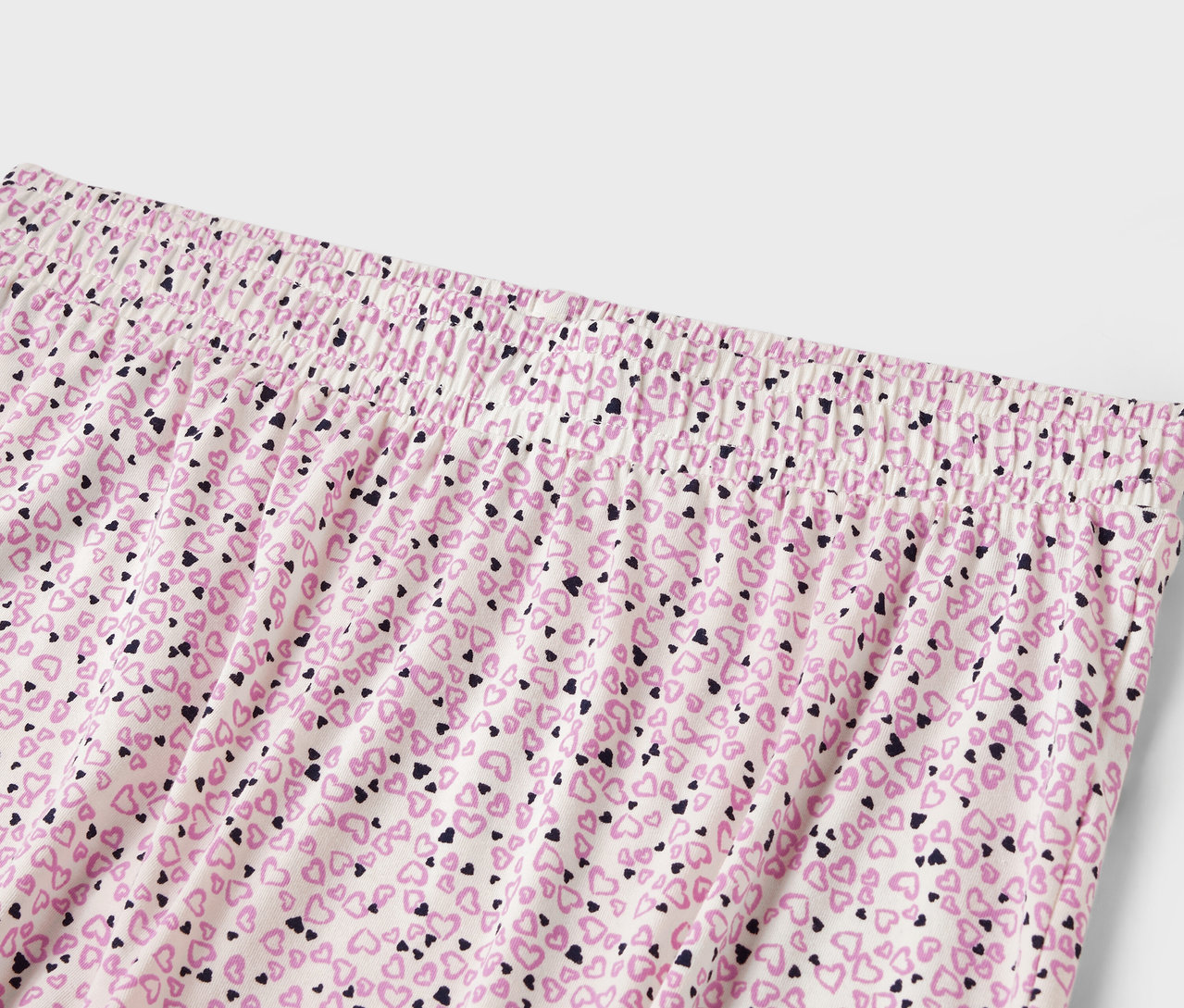Detail dámskych nohavíc s elastickým pásom a potlačou drobných srdiečok.