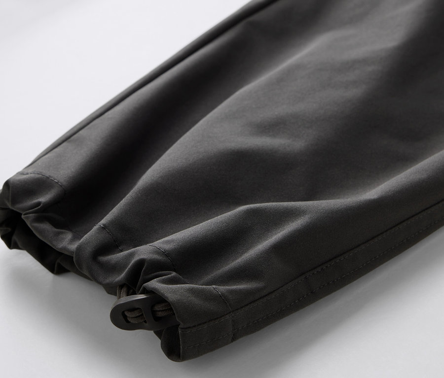 Detailný záber na koniec nohavice funkčných nohavíc 2 v 1.