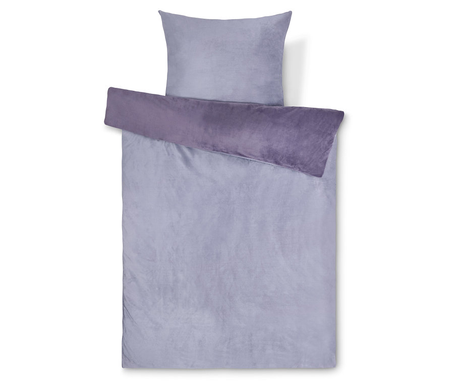 Svetlofialové obliečky na posteľ s fialovým prehozom a vankúšom, pohľad zhora.