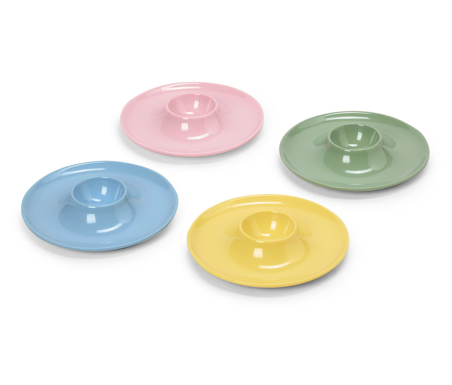 Štyri pastelové tanieriky na vajíčka: modrý, ružový, zelený a žltý.