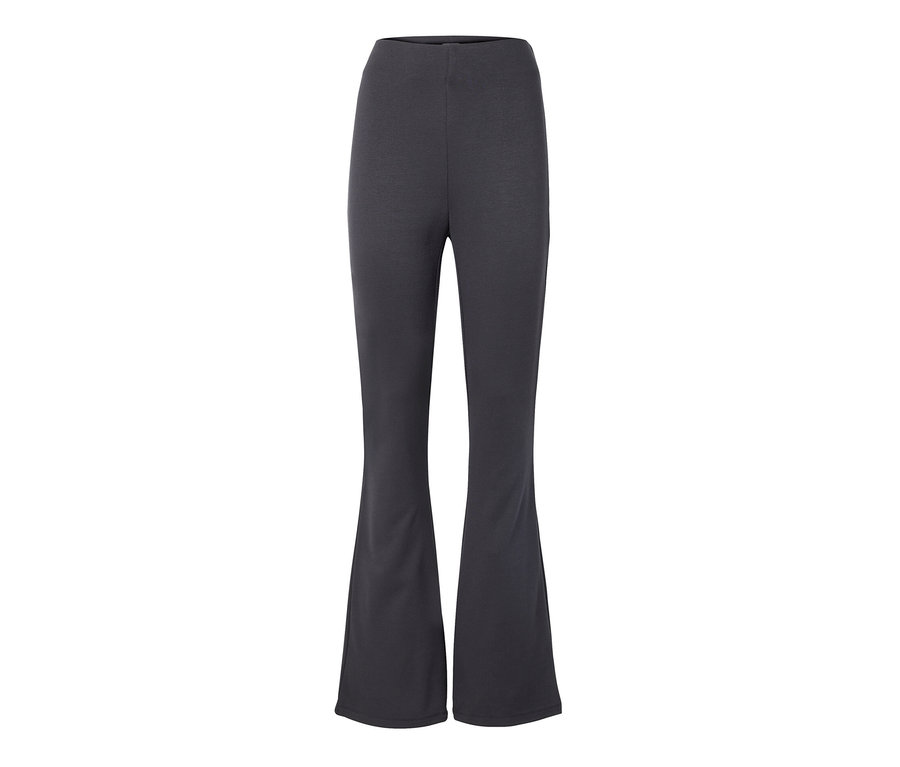 Rozšírené legíny na bielom pozadí.