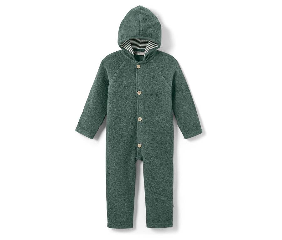 Zelený detský overal s kapucňou a gombíkmi.