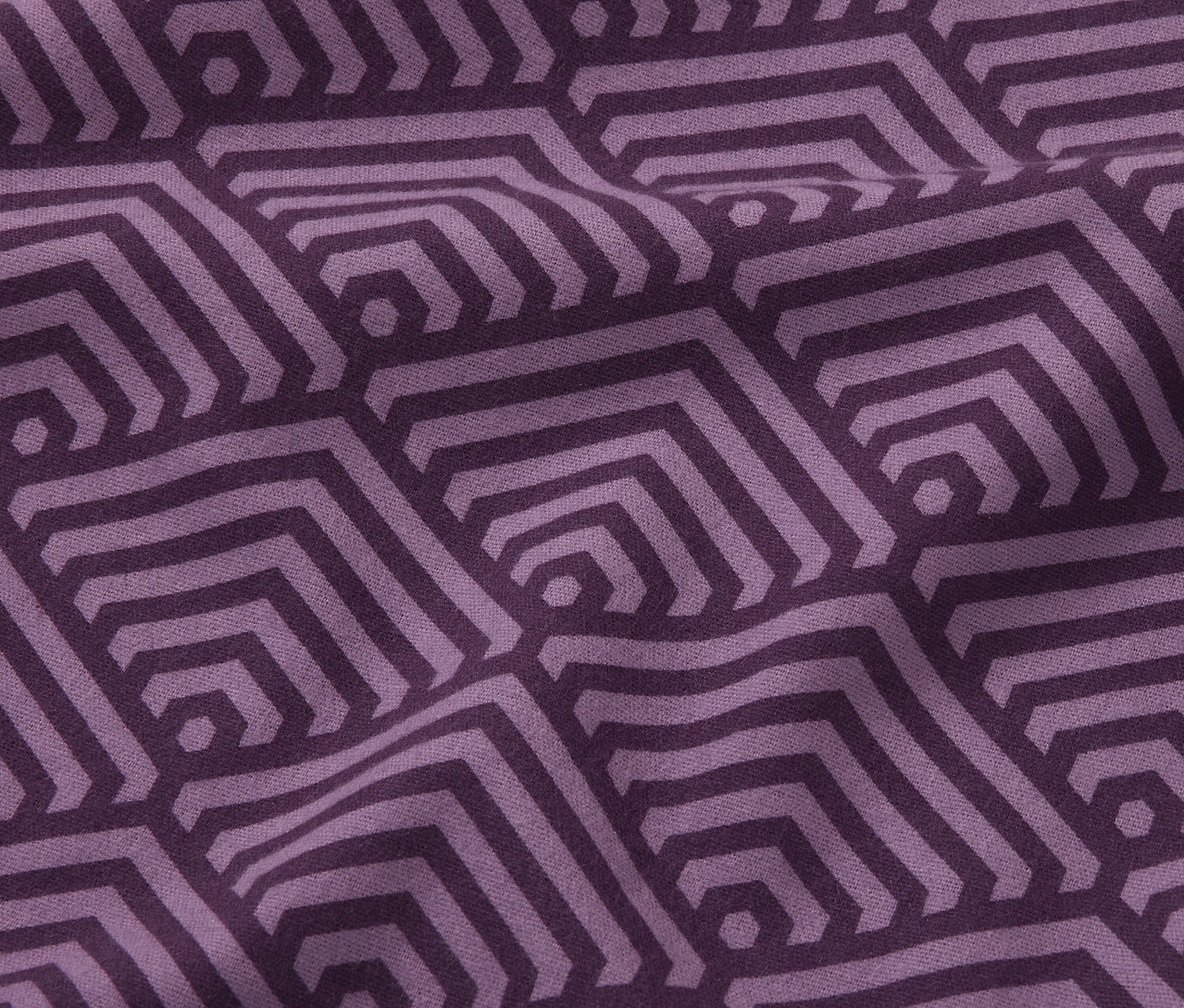 Detailný záber fialovej flanelovej posteľnej bielizne štandardnej veľkosti s geometrickým vzorom.