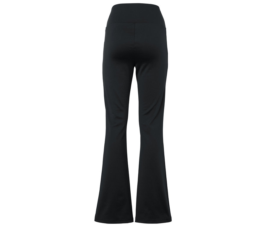 Pohľad zozadu na čierne nohavice so širokými nohavicami.