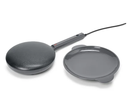 Sivý mini-palacinkovač so sivou platňou na bielom pozadí.