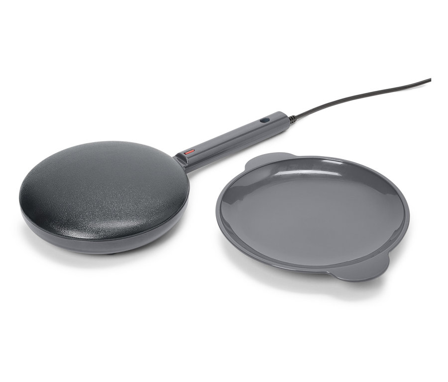 Sivý mini-palacinkovač so sivou platňou na bielom pozadí.