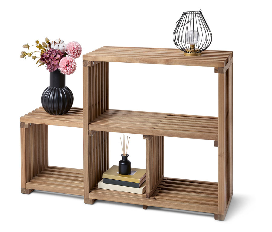 Drevená knižnica s tromi policami. Na policiach sú vázy s kvetmi, lampa a knihy.