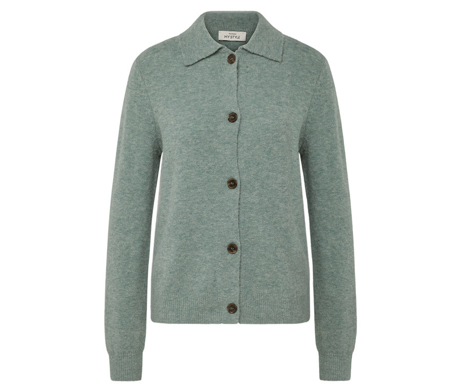 Zelený pletený kardigán s hnedými gombíkmi.