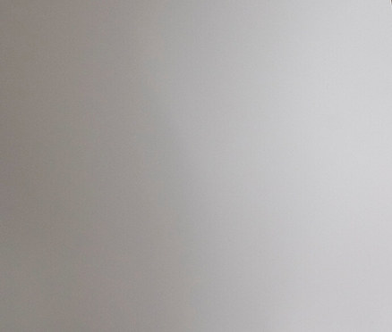 Bočný pohľad na ženu v čipkovaných nohavičkách a džínsovej bunde prehodenej cez plecia.