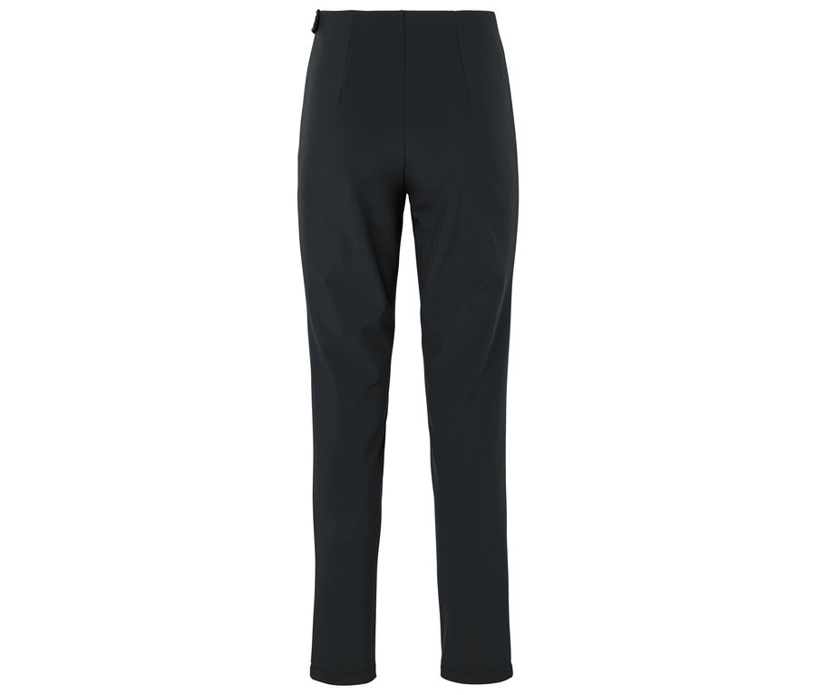 Čierne nohavice na bielom pozadí.