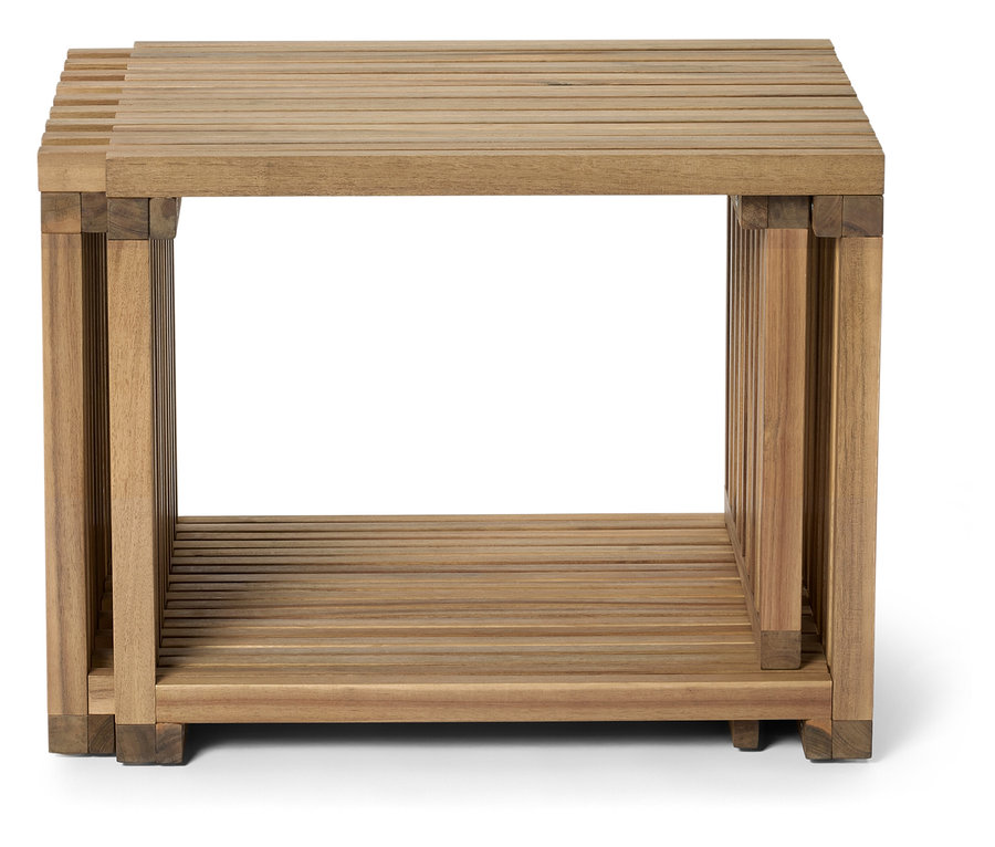 Príručný stolík zo svetlého dreva s lamelovým vrchom a spodkom.