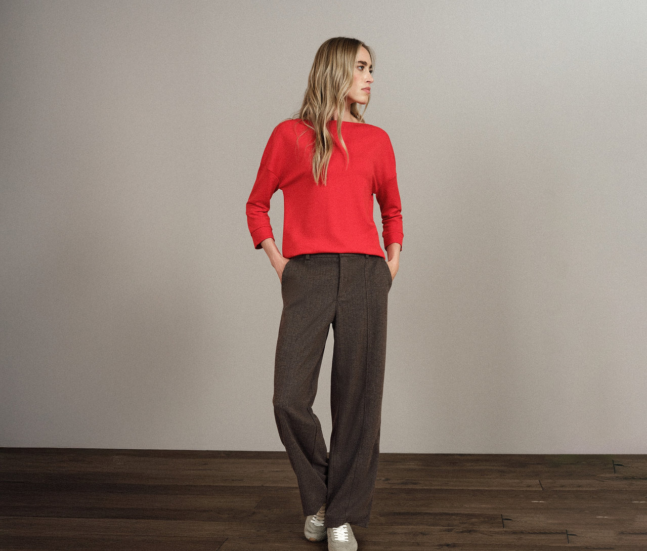 Blondínka stojí s rukami vo vreckách nohavíc Street One Straight Leg.