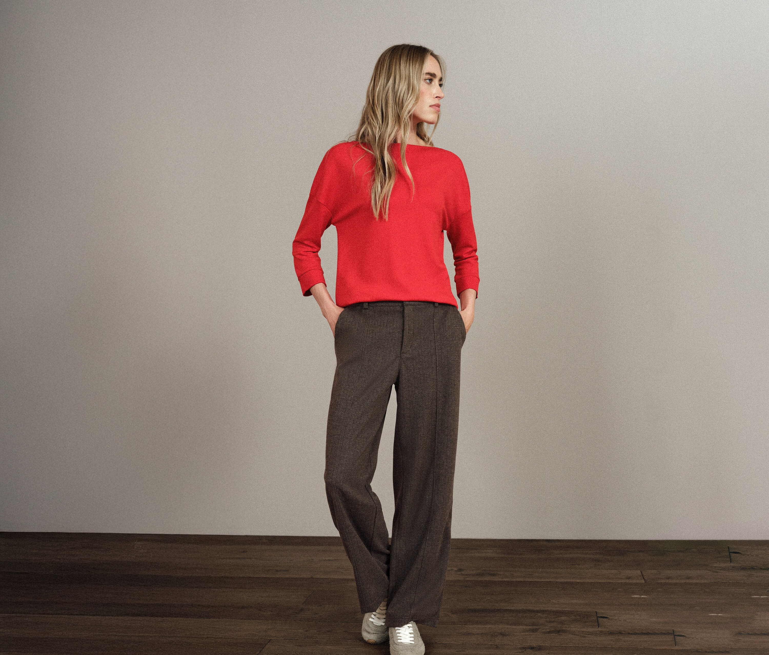 Blondínka stojí s rukami vo vreckách nohavíc Street One Straight Leg.