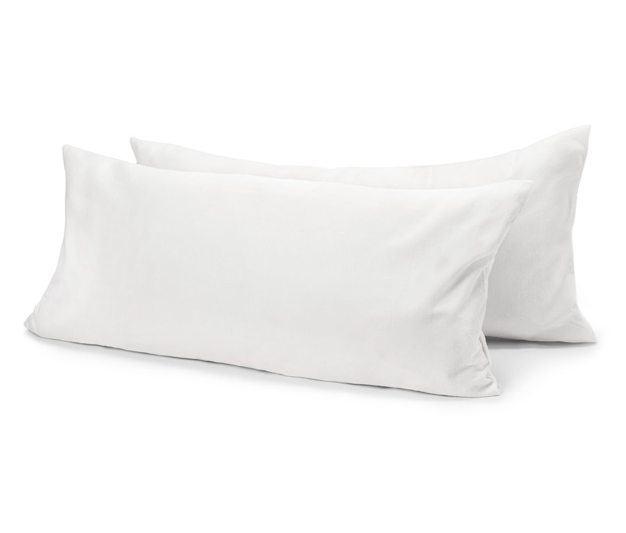 Dva biele vankúše ležia na sebe.
