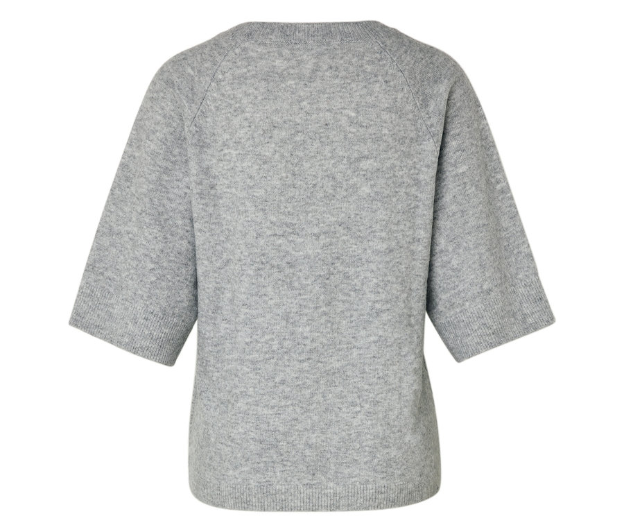 Sivý sveter s krátkymi rukávmi.