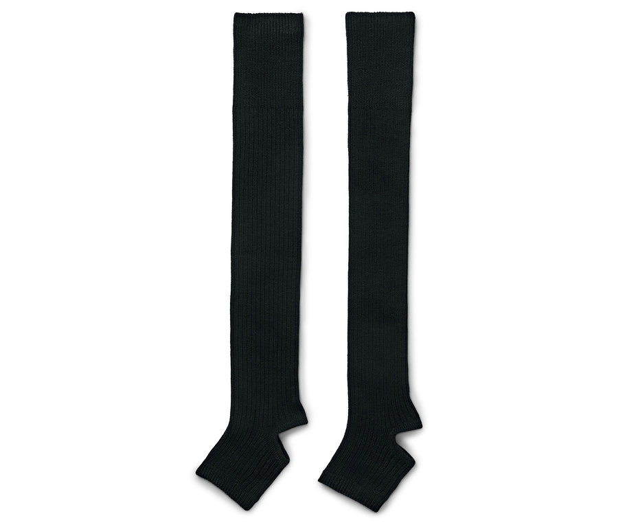 Dve čierne návleky na nohy ležia vedľa seba na bielom pozadí.