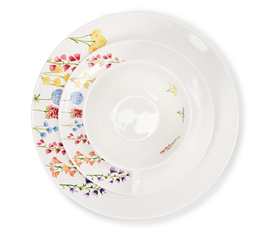 Detailný záber na súpravu bieleho porcelánového riadu s kvetinovým vzorom.